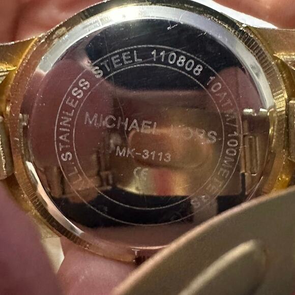 Michael Kors-3113 Woman’s Gold Tone Watch w/new Battery 100 Meters tested works - Picture 4 of 12
